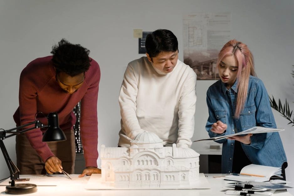 Tým odborníků diskutuje nad schématem procesů kvality.